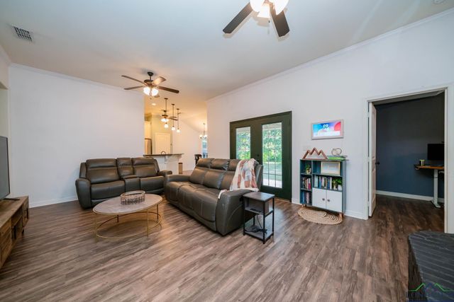 121 Cedar St, Gilmer, TX 75645