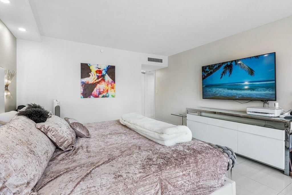 Image 13 of property listing at 4750 S Ocean Boulevard 110, Highland Beach, FL 33487