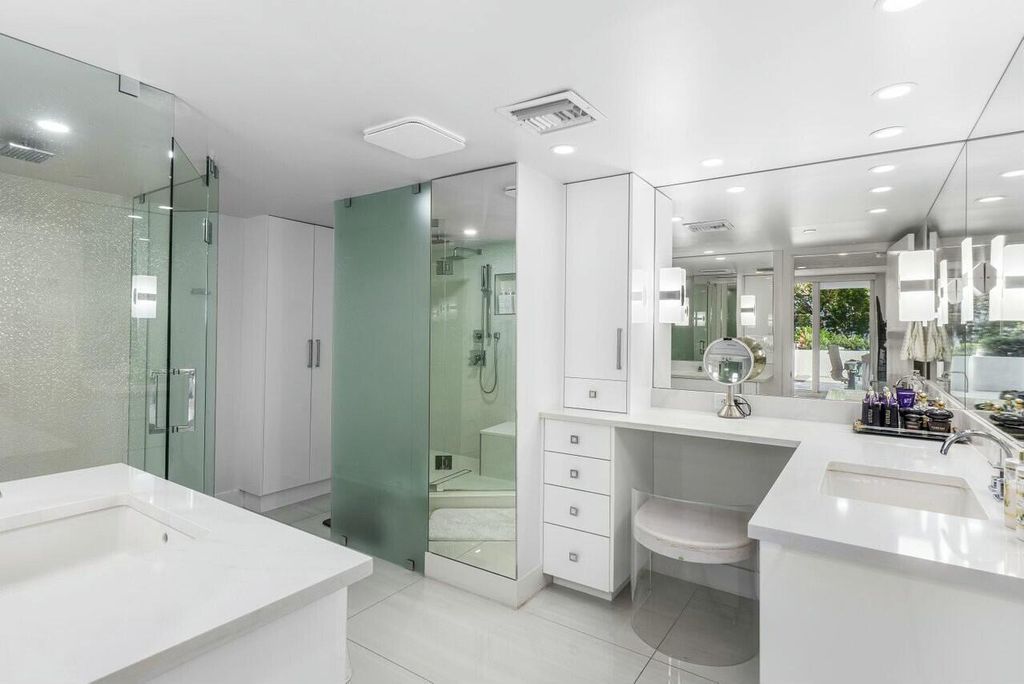 Image 14 of property listing at 4750 S Ocean Boulevard 110, Highland Beach, FL 33487