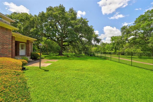 108 Oak Creek Lane, League City, TX 77573