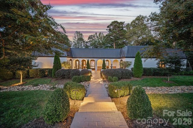 2082 2nd Street Drive NW, Hickory, NC 28601