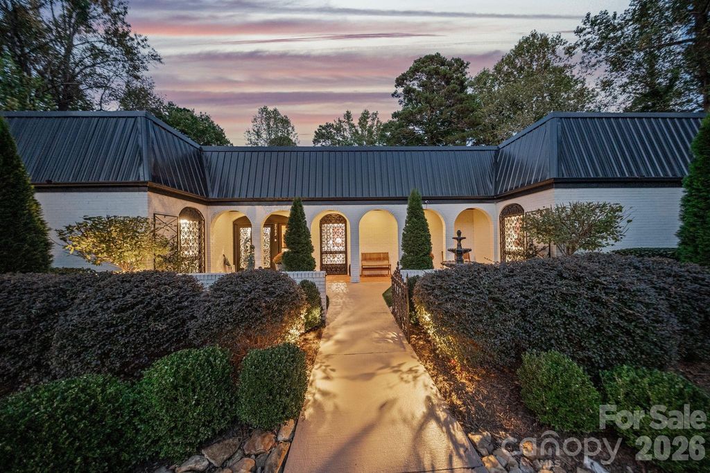 2082 2nd Street Drive NW, Hickory, NC 28601