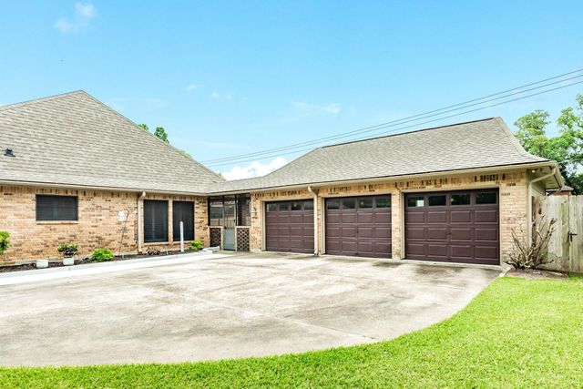 114 Strawberry Drive, Lake Jackson, TX 77566