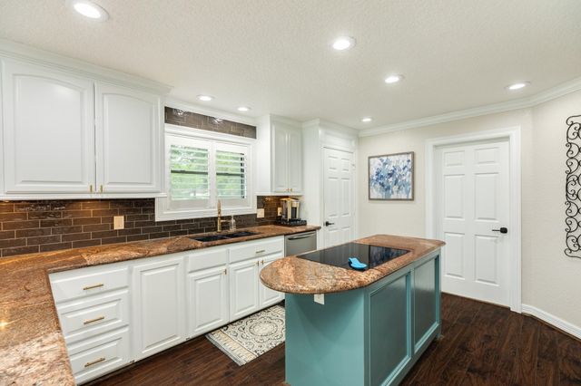 114 Strawberry Drive, Lake Jackson, TX 77566