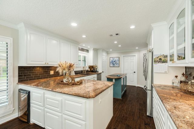 114 Strawberry Drive, Lake Jackson, TX 77566