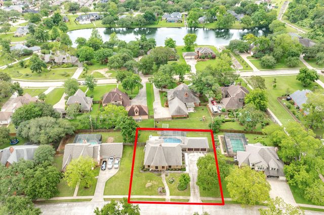114 Strawberry Drive, Lake Jackson, TX 77566