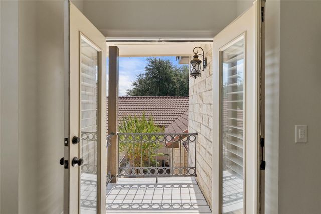 6 Candleleaf CT, The Hills, TX 78738