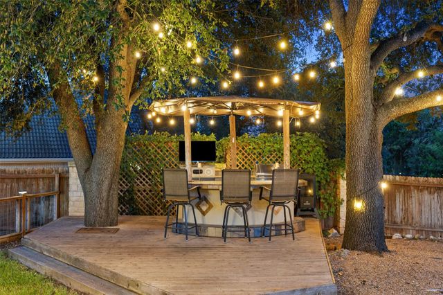 6 Candleleaf CT, The Hills, TX 78738