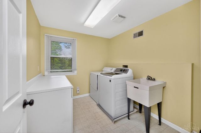 355 Circlewood Lane, Wyoming, OH 45215