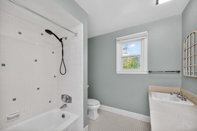 355 Circlewood Lane, Wyoming, OH 45215