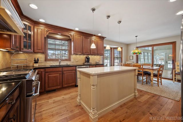 730 Persimmon Drive, St. Charles, IL 60174