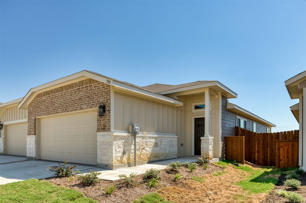 700-704 Harvest Moon Drive, Venus, TX 76084