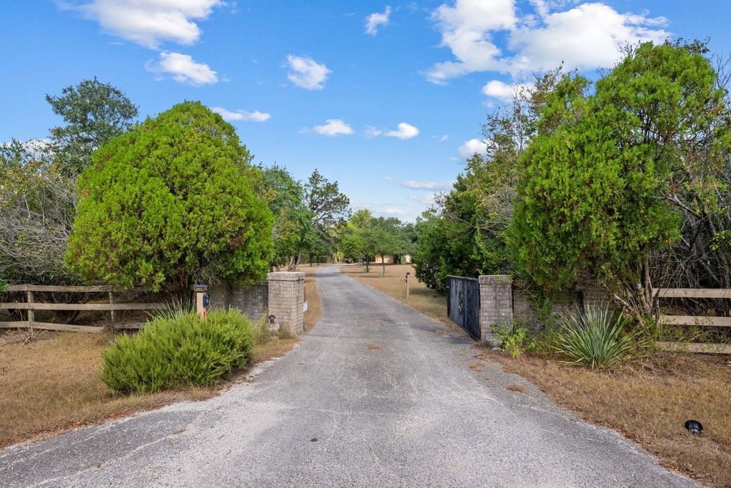 1031 N Sunset Canyon DR, Dripping Springs, TX 78620