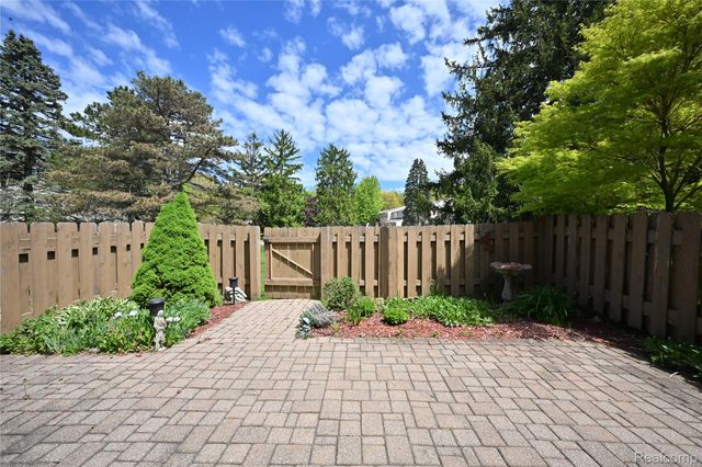 5391 Breeze Hill Place, Troy, MI 48098