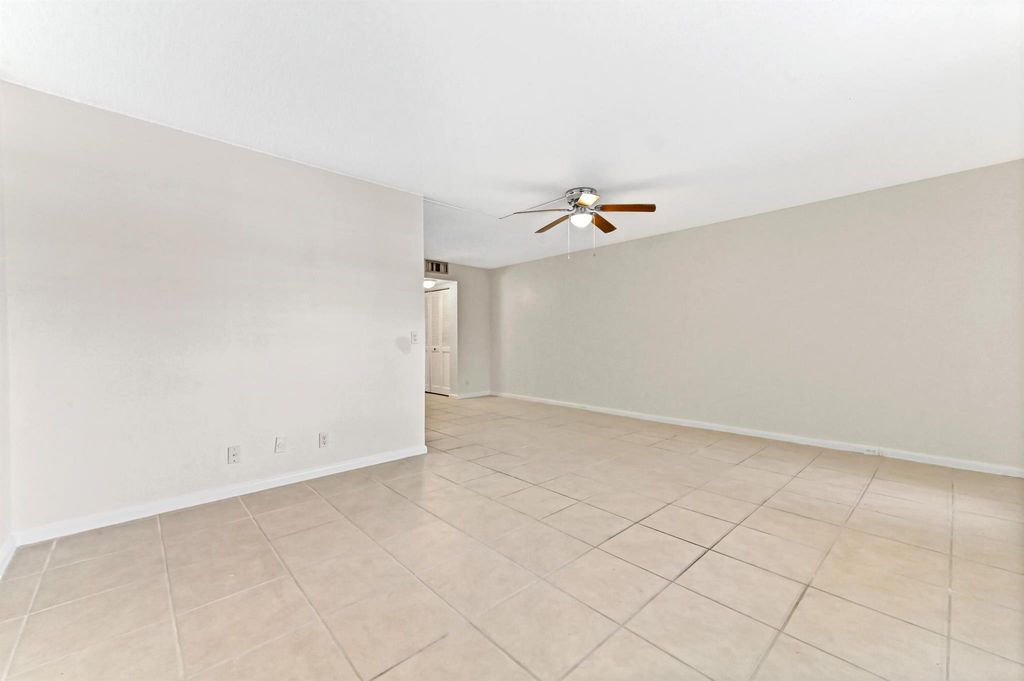 Image 10 of property listing at 1010 Newcastle A 1010, Boca Raton, FL 33434