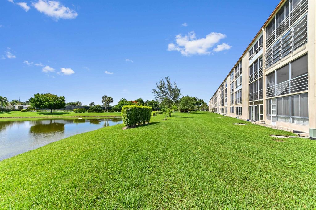 Image 3 of property listing at 1010 Newcastle A 1010, Boca Raton, FL 33434
