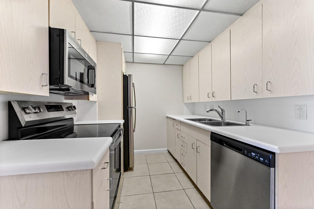 Image 5 of property listing at 1010 Newcastle A 1010, Boca Raton, FL 33434