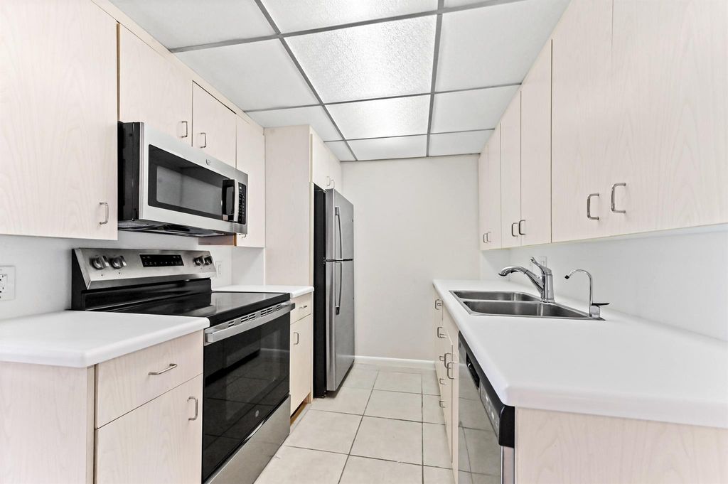 Image 6 of property listing at 1010 Newcastle A 1010, Boca Raton, FL 33434