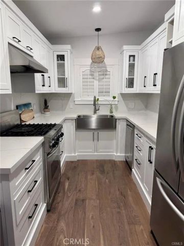 611 Avenue C, Redondo Beach, CA 90277