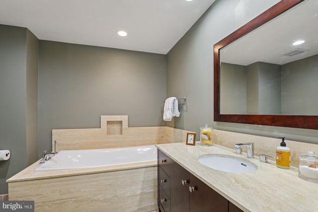 8019 GALLA KNOLL CIR, Springfield, VA 22153