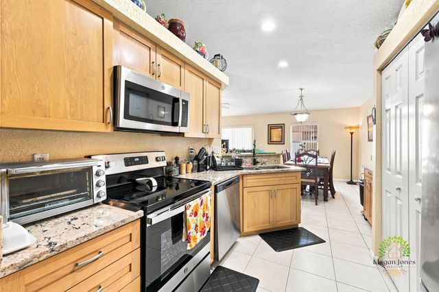 5863 AZALEA Circle, West Palm Beach, FL 33415