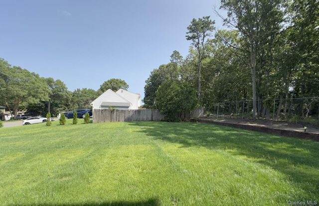 25 Walnut Street, Coram, NY 11727