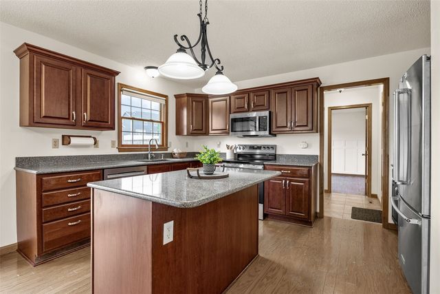 6907 Rockingham Drive SW, Cedar Rapids, IA 52404