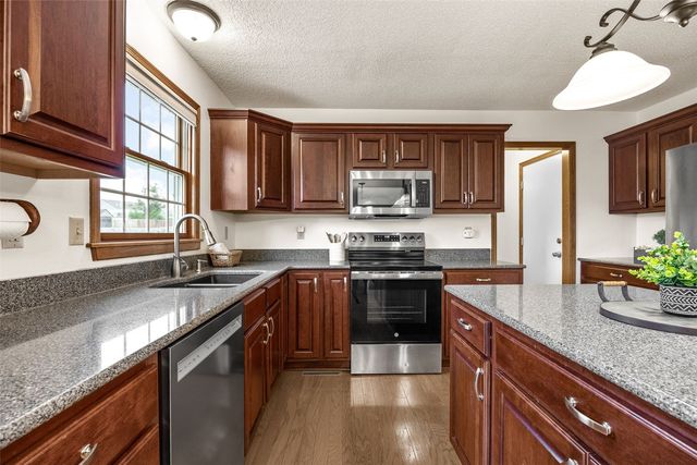 6907 Rockingham Drive SW, Cedar Rapids, IA 52404