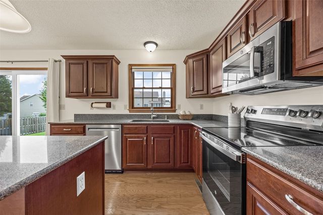 6907 Rockingham Drive SW, Cedar Rapids, IA 52404
