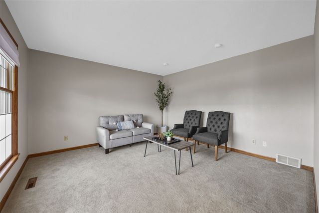 6907 Rockingham Drive SW, Cedar Rapids, IA 52404