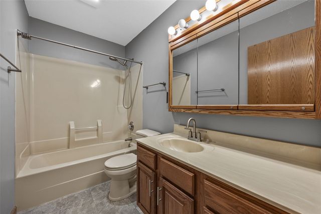 6907 Rockingham Drive SW, Cedar Rapids, IA 52404
