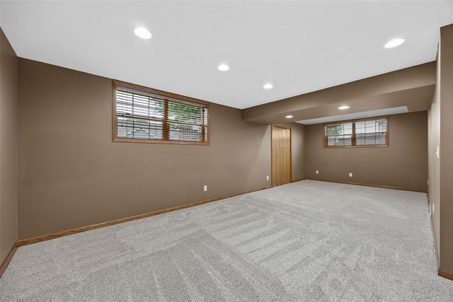 6907 Rockingham Drive SW, Cedar Rapids, IA 52404