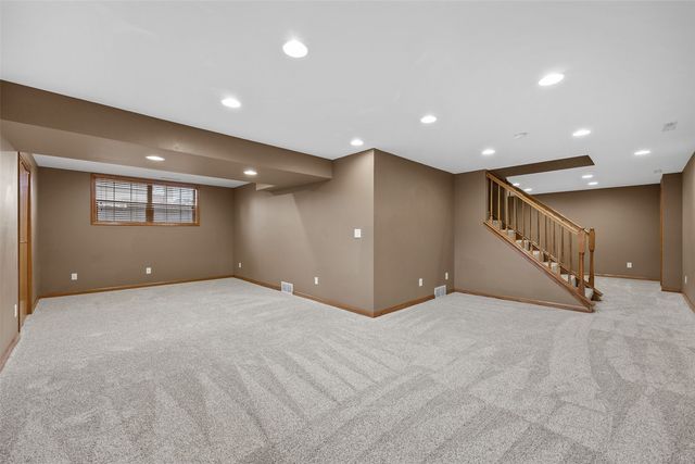 6907 Rockingham Drive SW, Cedar Rapids, IA 52404