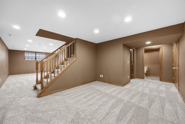 6907 Rockingham Drive SW, Cedar Rapids, IA 52404