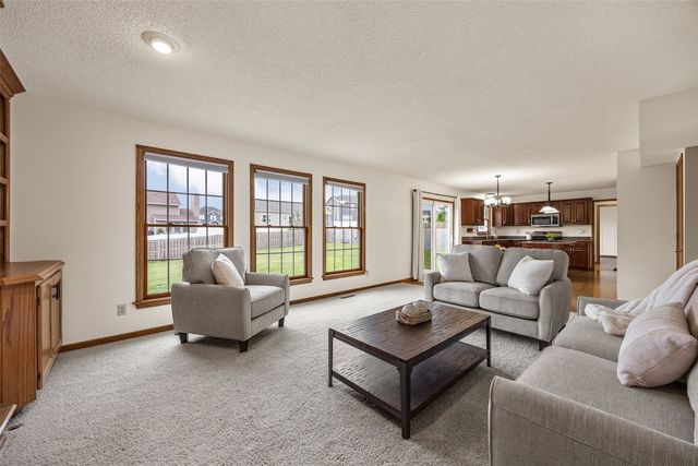 6907 Rockingham Drive SW, Cedar Rapids, IA 52404