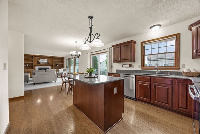 6907 Rockingham Drive SW, Cedar Rapids, IA 52404