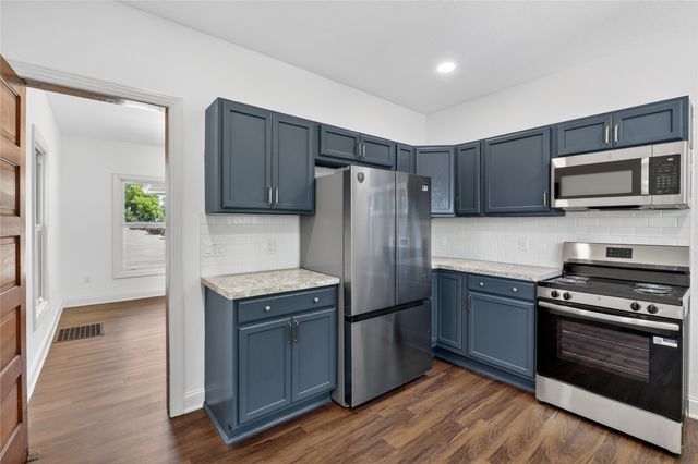 118 S 3rd Avenue E, Newton, IA 50208