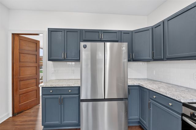 118 S 3rd Avenue E, Newton, IA 50208