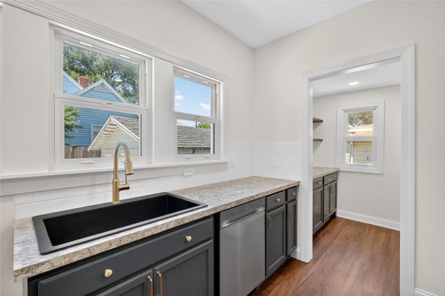 118 S 3rd Avenue E, Newton, IA 50208