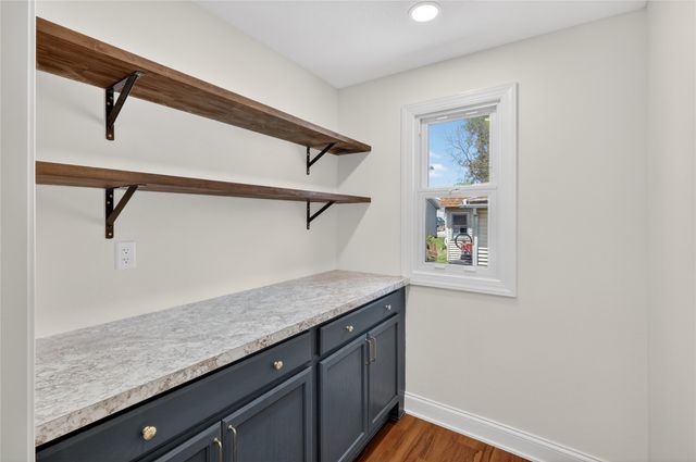 118 S 3rd Avenue E, Newton, IA 50208