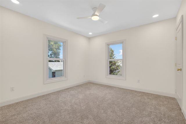 118 S 3rd Avenue E, Newton, IA 50208