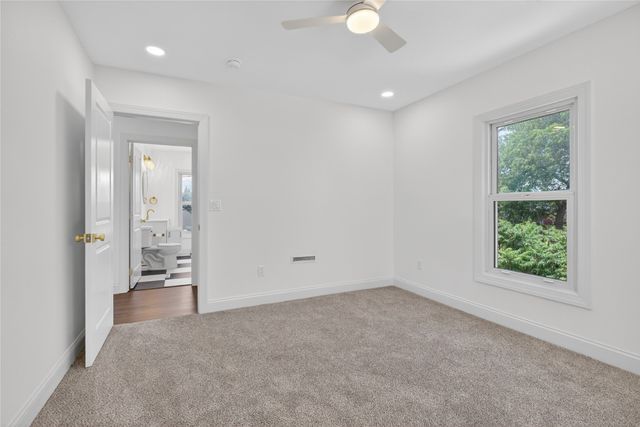 118 S 3rd Avenue E, Newton, IA 50208