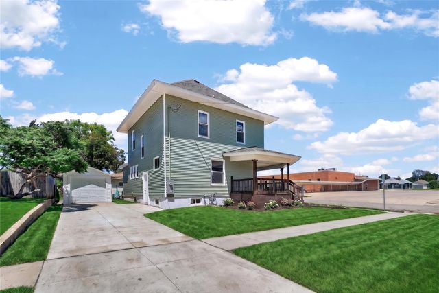118 S 3rd Avenue E, Newton, IA 50208