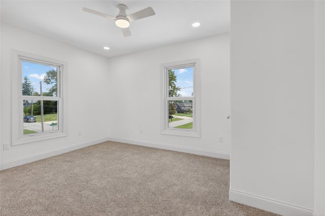 118 S 3rd Avenue E, Newton, IA 50208