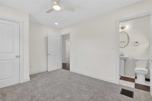 118 S 3rd Avenue E, Newton, IA 50208