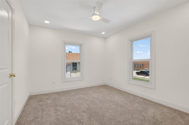 118 S 3rd Avenue E, Newton, IA 50208