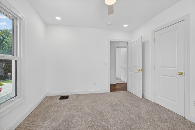 118 S 3rd Avenue E, Newton, IA 50208
