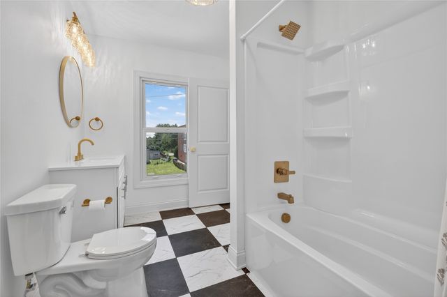 118 S 3rd Avenue E, Newton, IA 50208