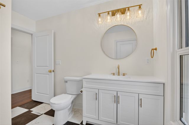 118 S 3rd Avenue E, Newton, IA 50208