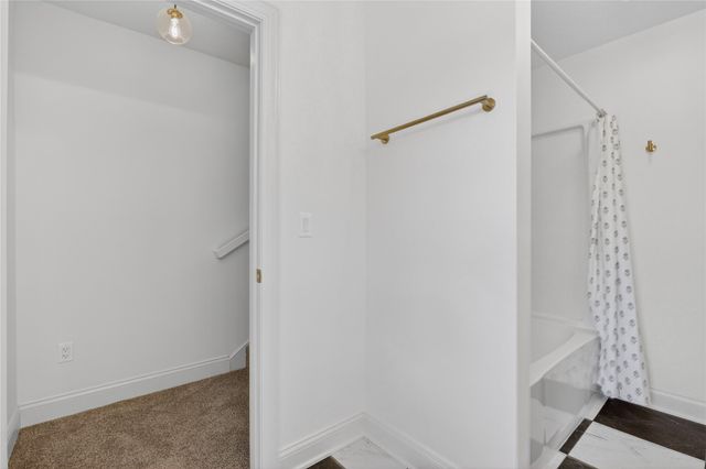 118 S 3rd Avenue E, Newton, IA 50208